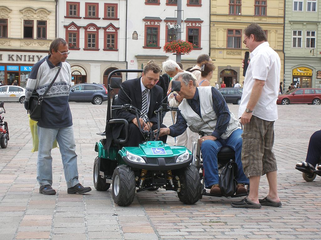 A teď zkouší projížďku na terénním motorovém vozíku