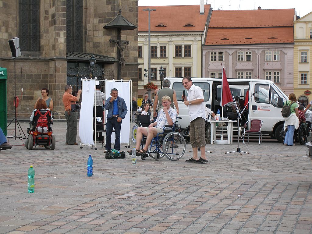 Závody ve slalomu na mechanickém vozíku